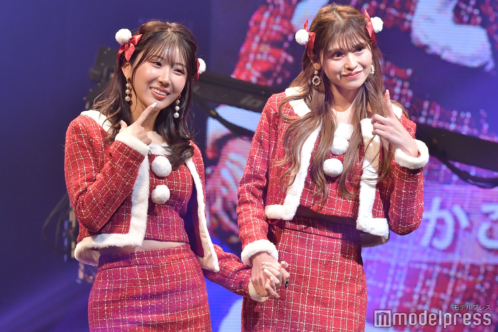 コーラのこだわり【はな】＆かこ、SEXYサンタコスで美ウエスト魅せ 抜群スタイルに釘付け＜学生ランウェイ＞