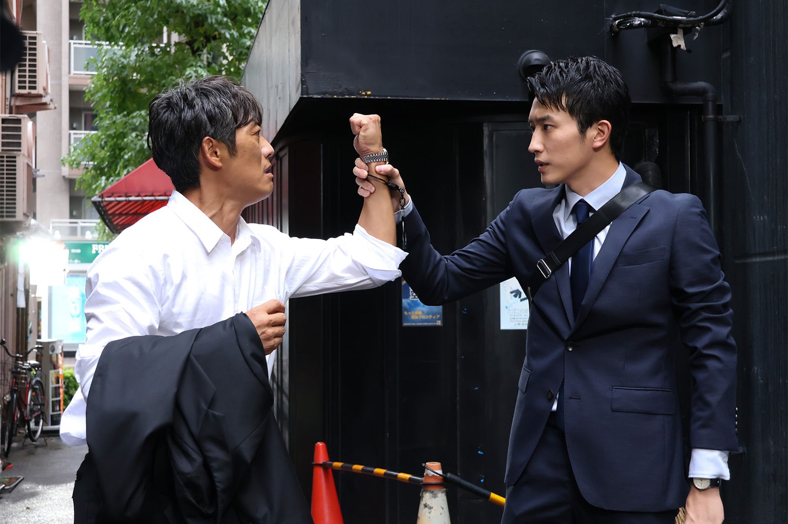 反町隆史、杉野遥亮「オクラ～迷宮入り事件捜査～」（C）フジテレビ