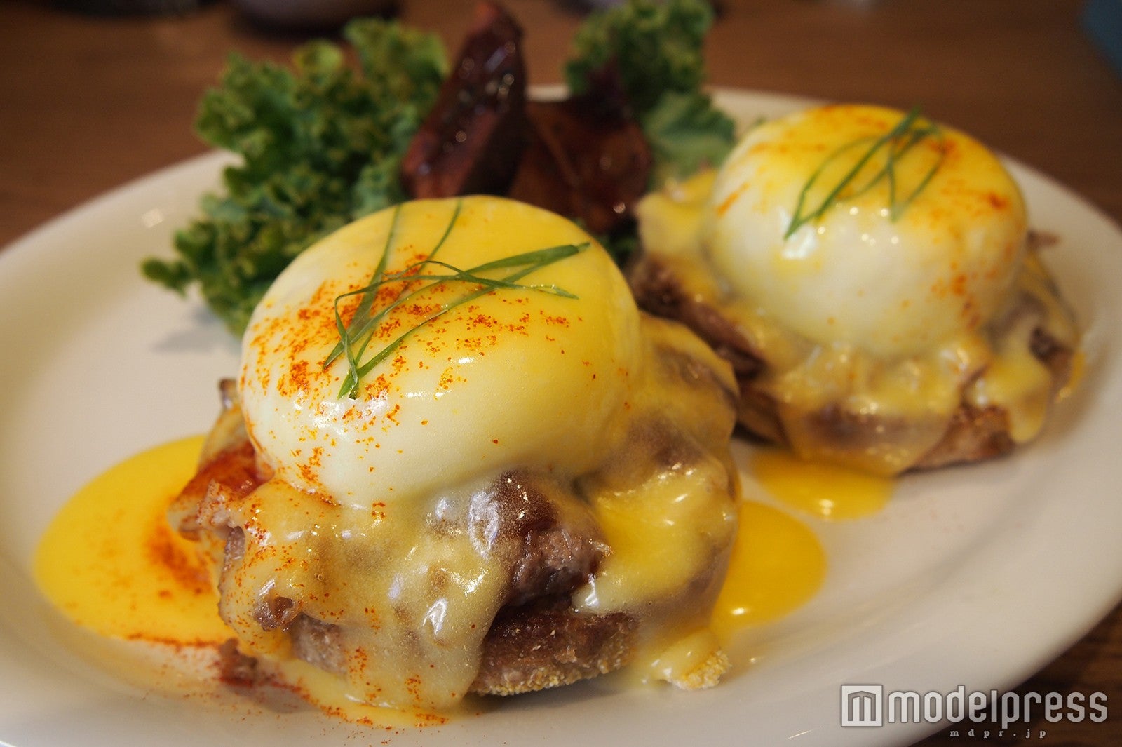 「ヘブンリーアイランドライフスタイル」の人気メニュー、とろとろ半熟卵とソースがたまらないローカルファームエッグベネディクト／画像提供：JTBワールドバケーションズ