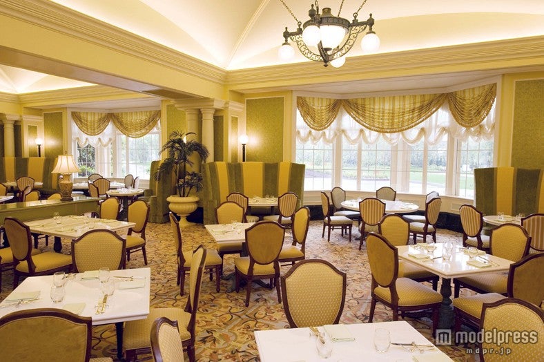 「シャーウッドガーデン・レストラン」内観／東京ディズニーランドホテル（C）Disney