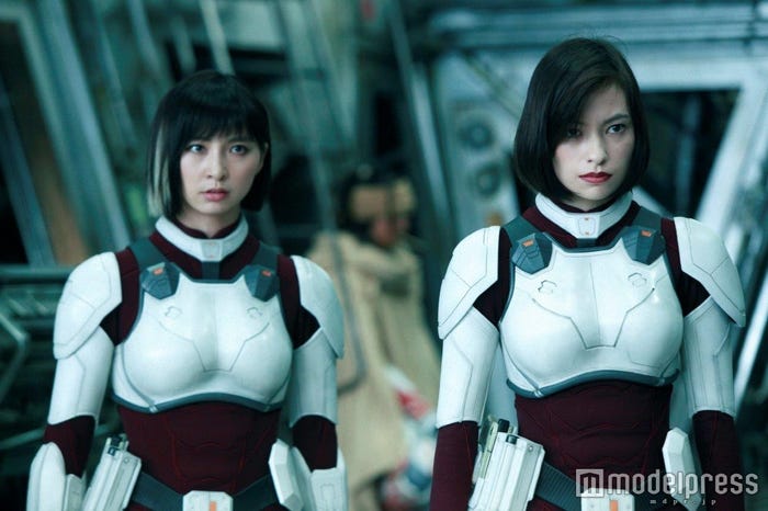 大迫空衣(おおさこ・そらえ)を演じた篠田麻里子(左)(C)貴家悠・橘賢一/集英社(C)2016 映画「テラフォーマーズ」製作委員会