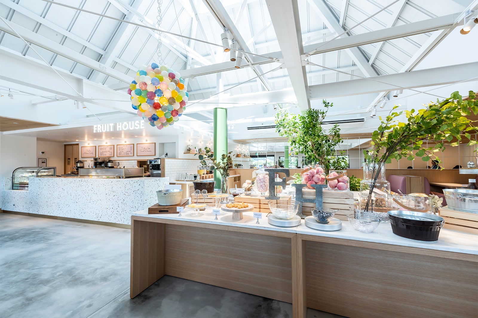 ブッフェ台／画像提供：TRANSIT