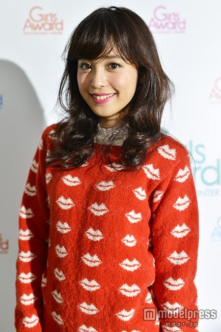 フジテレビアナウンサー 久慈暁子　直筆サイン色紙　中サイズ　18×21cm 久慈暁子フジテレビアナウンサー、カレンダーにサイン