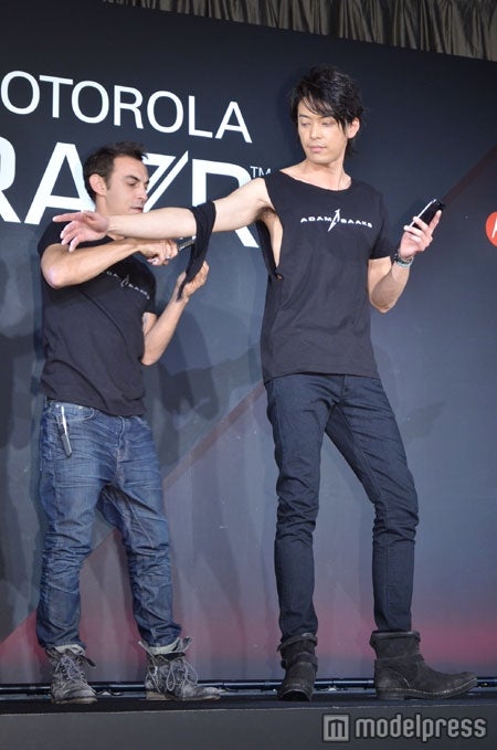 アダム・サークス氏のパフォーマンスでセクシーに変貌する敦士