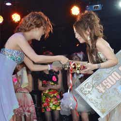 トロフィーと賞金100万円を受け取った蒼井凛さん(23)