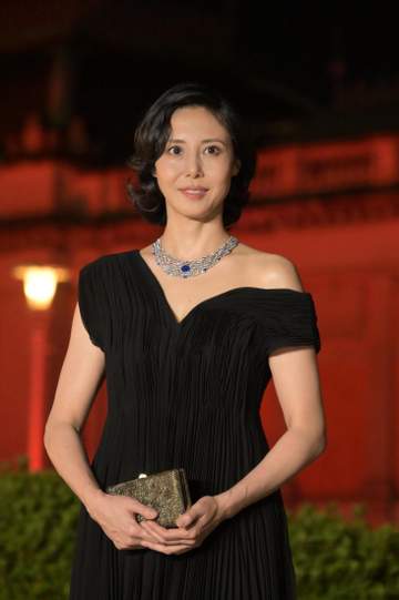 松嶋菜々子53歳誕生日に「鎖骨に沿うように計算されている」豪華ネックレスで登場 思い出のジュエリーも語る