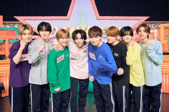(左から)芳賀柊⽃、⼩泉光咲、⽥中雅功、リョウガ、ジャン海渡、TETTA、FUMINORI、阿久根温世(C)テレビ東京