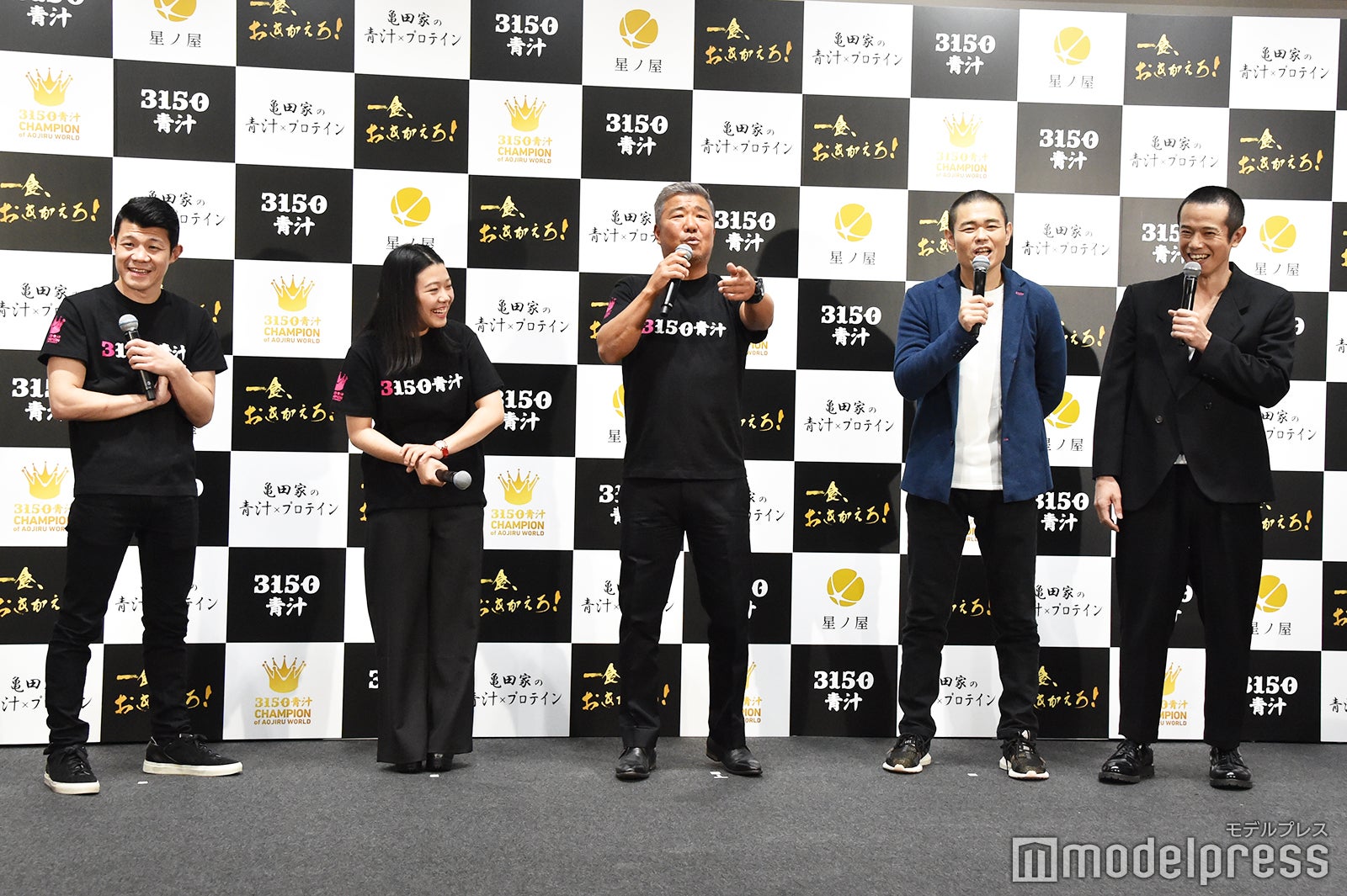 （左から）亀田興毅、亀田姫月、亀田史郎、品川祐、庄司智春（C）モデルプレス