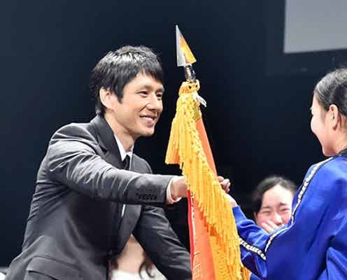 西島秀俊と香川照之がサプライズ登場 中学生が沸く