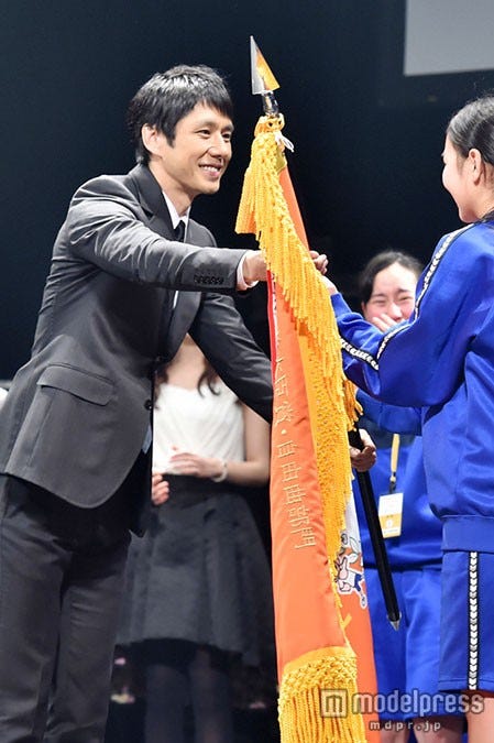 サプライズ登場で中学生を沸かせた西島秀俊(C)TBS【モデルプレス】