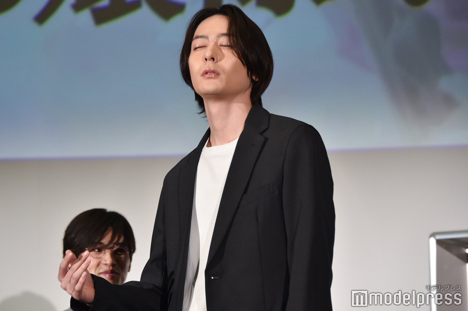 何かを降ろしている犬飼貴丈（C）モデルプレス