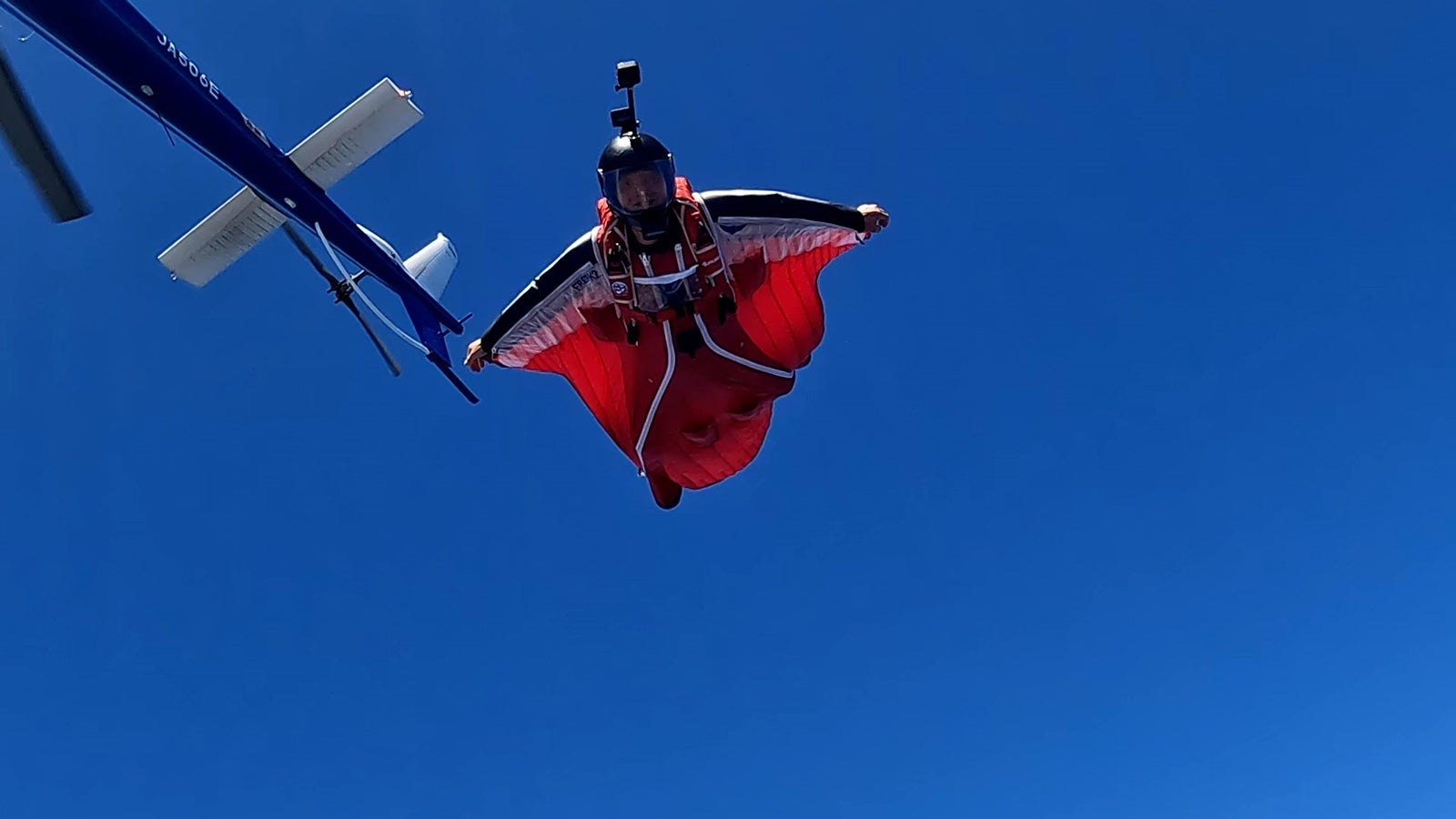 空飛ぶ“リアル”ウルトラマン（C）日本テレビ