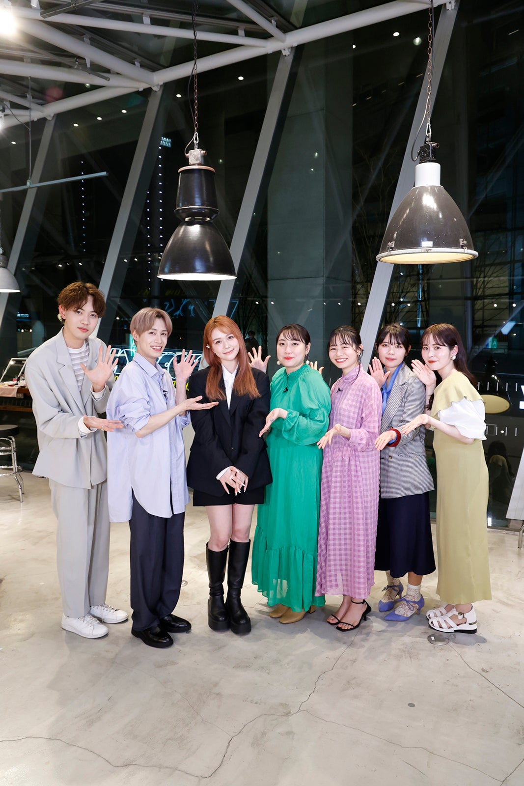 （左から）村松健太、ヒョク、村重杏奈、丸山礼、莉子、夢月、ありちゃん （C）Paravi