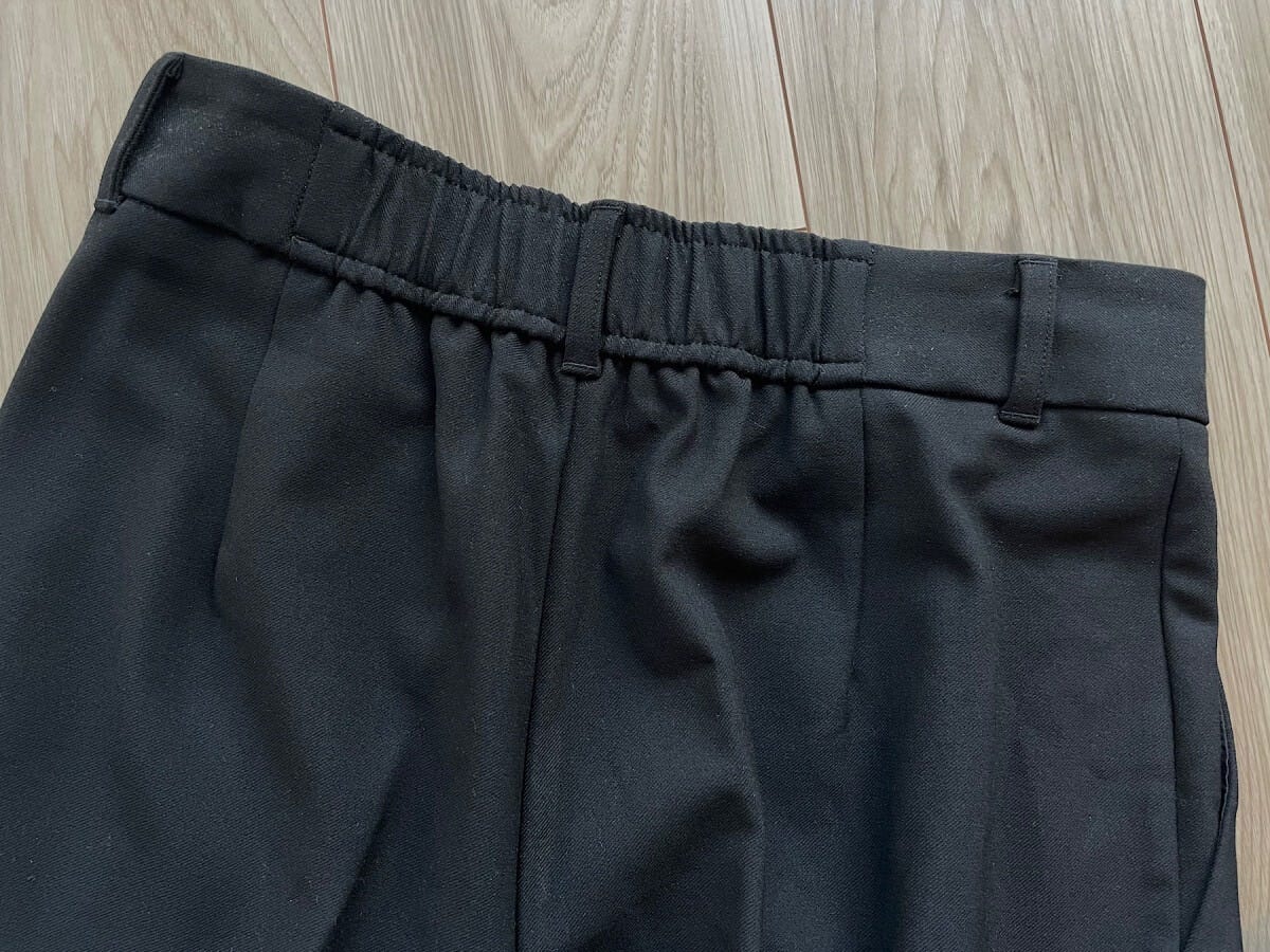 後ろがゴムになっているのが、きれいめでも楽にはけるポイントです