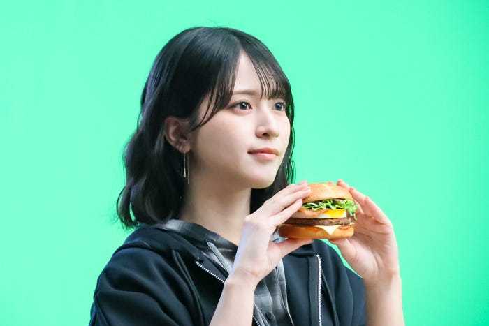 佐々木舞香/新CM「普通のマックじゃ物足んねえ。」篇/メイキングより(提供写真)