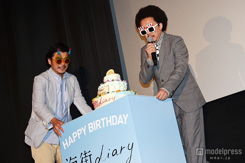 ケーキを運ぶ池田貴史（右）