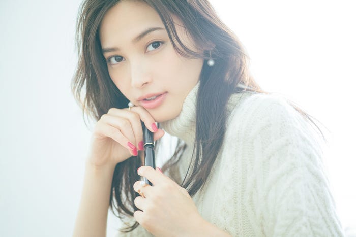 大政絢/『大政絢Beauty Calendar 2019.4-2020.3』収録カット(1月)(C)SDP