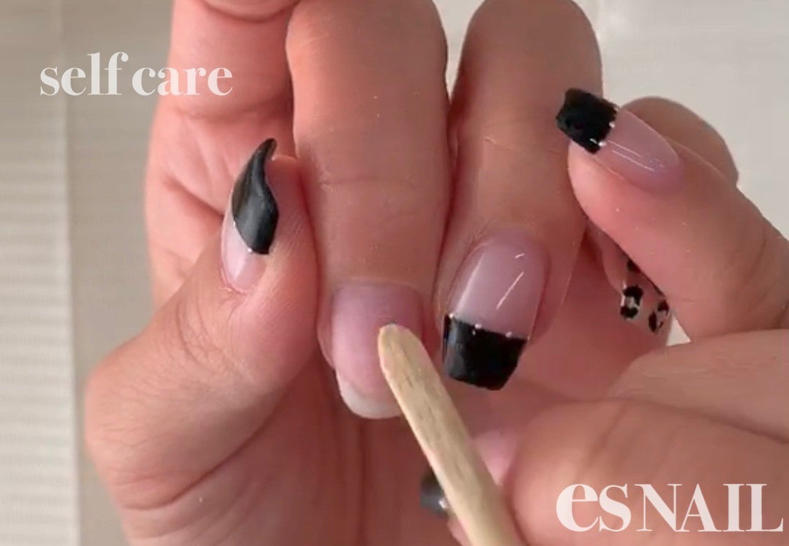 ウッドスティックで甘皮を痛くならない程度に押し上げる（画像提供：esNAIL）