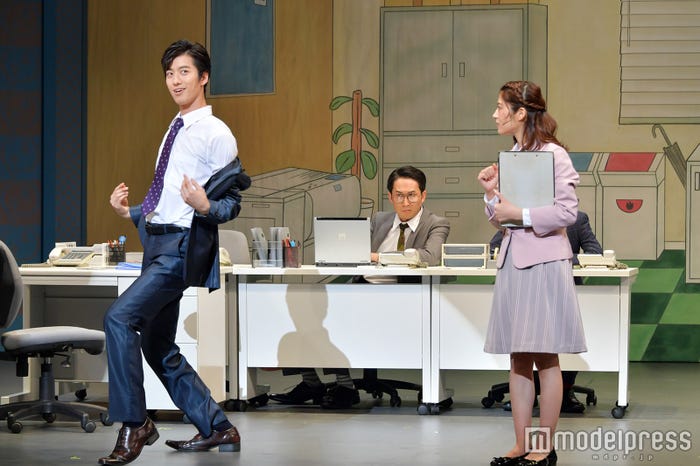 “上着をバッサバッサ”する小泉(水田航生)と、それを見て胸キュンするかれん(若月佑美)、警戒する岩田(シソンヌじろう)(C)モデルプレス