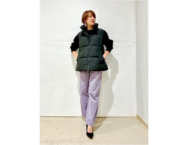 きれい色のコーデュロイパンツは肌触りもよく秋冬にうれしい 出典:StyleHint