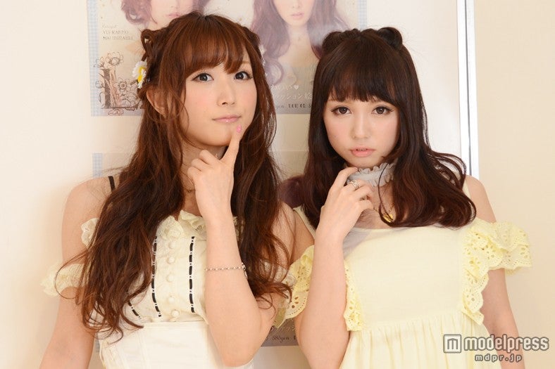 菅野結以（左）、黒瀧まりあ（右）