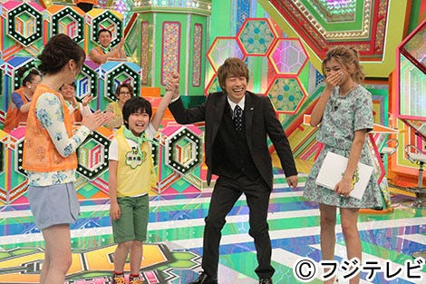 田村淳とローラがMCを務める新クイズ番組「クイズ30~団結せよ!~」の様子