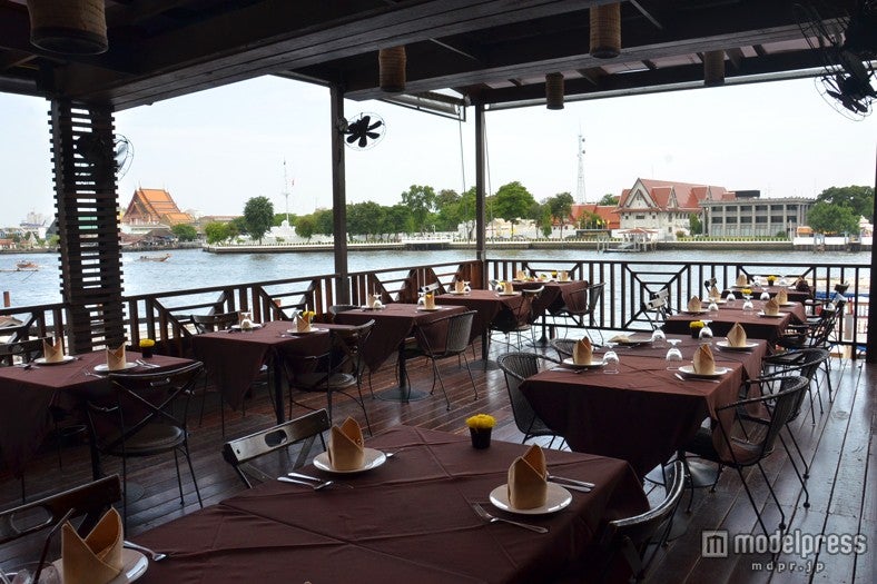 チャオプラヤー川からの気持ちいい風を感じる1階フロア