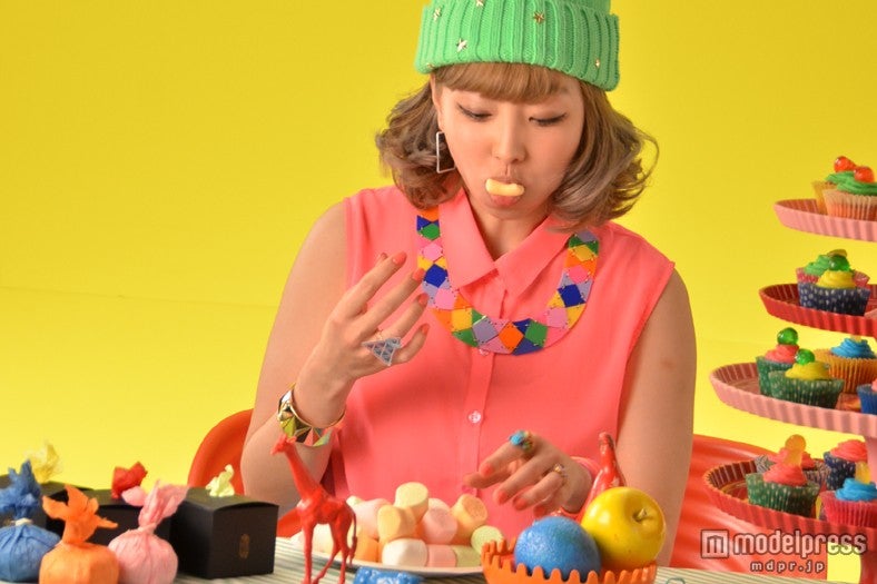 大きな口でマシュマロをほおばる