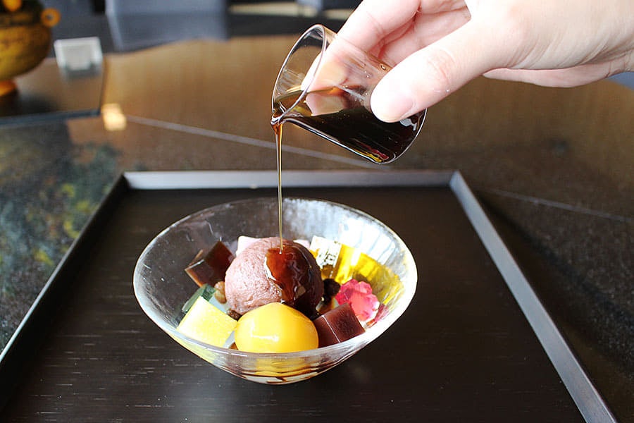 とらや 赤坂店 「あんみつ（黒蜜／白蜜）」（1,512円）