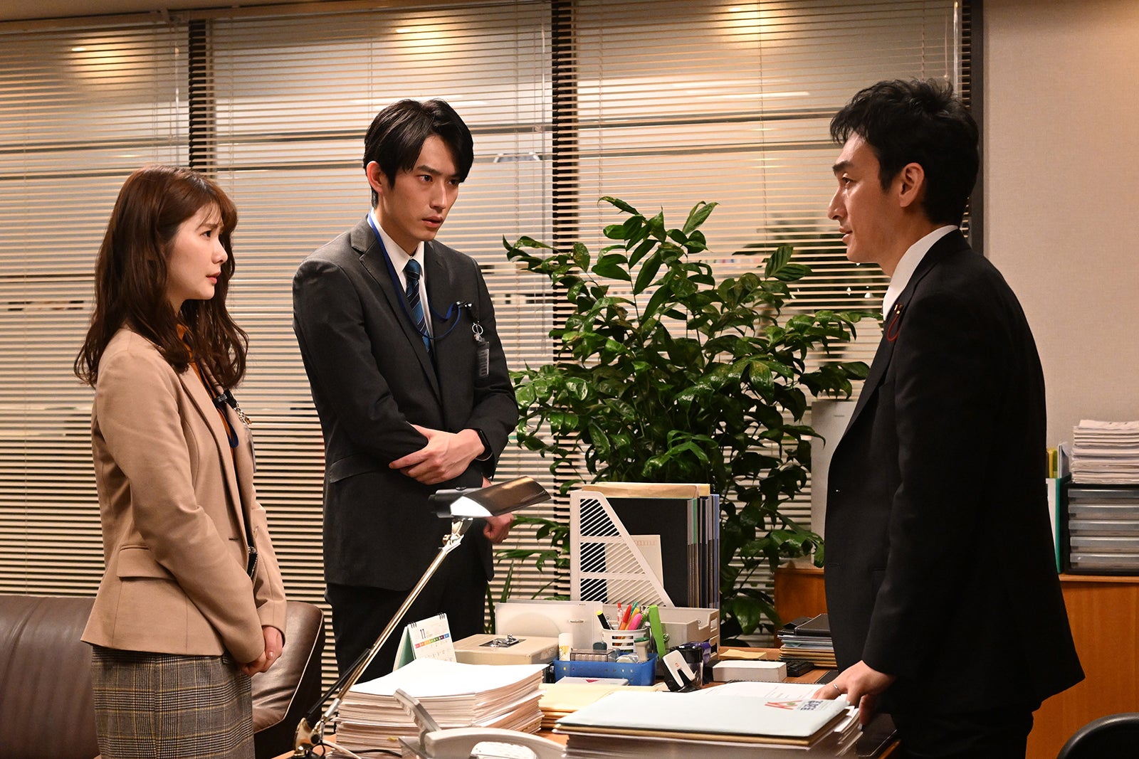 小野花梨、杉野遥亮、草なぎ剛 「罠の戦争」第10話より（C）カンテレ