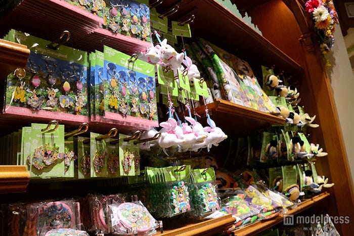 “Happy Egg Hunt!”をテーマにしたグッズが並ぶ