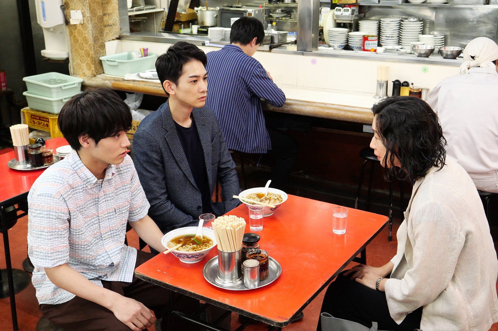 赤楚衛二、町田啓太、江口のりこ 「SUPER RICH」第2話より（C）フジテレビ