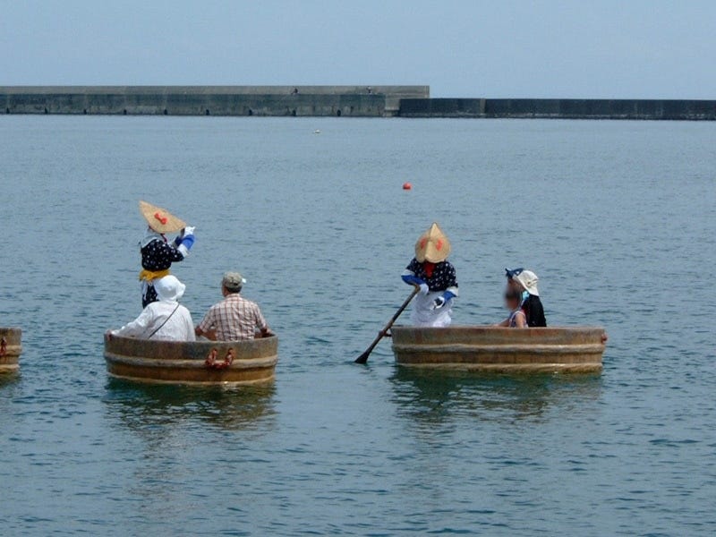 佐渡の風物詩の一つ、たらい舟（2011年8月撮影）