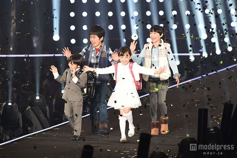 可愛く飛び跳ねたり手を振りながら登場