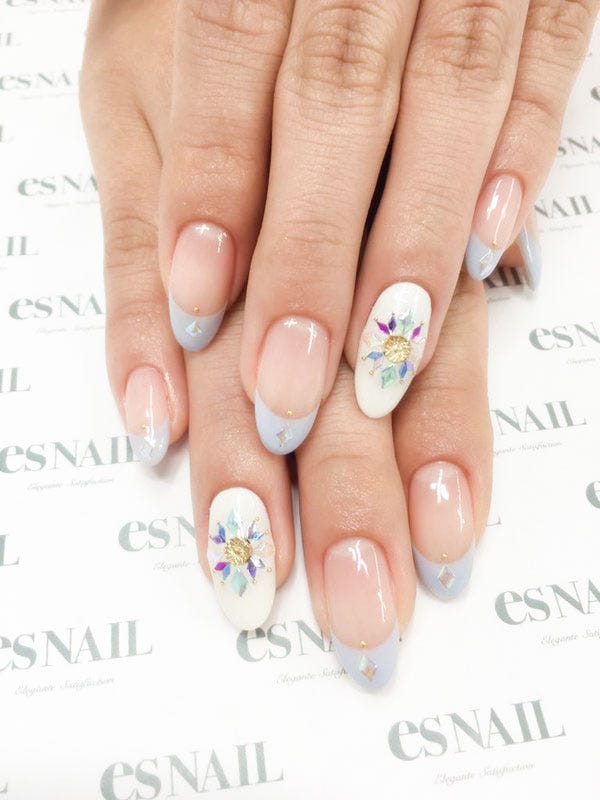 くすみカラーが大人っぽい/画像提供:esNAIL