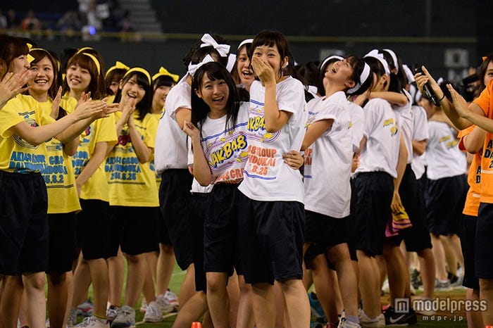 優勝に歓喜するメンバー/「第1回AKB48グループ対抗 大運動会」(C)AKS