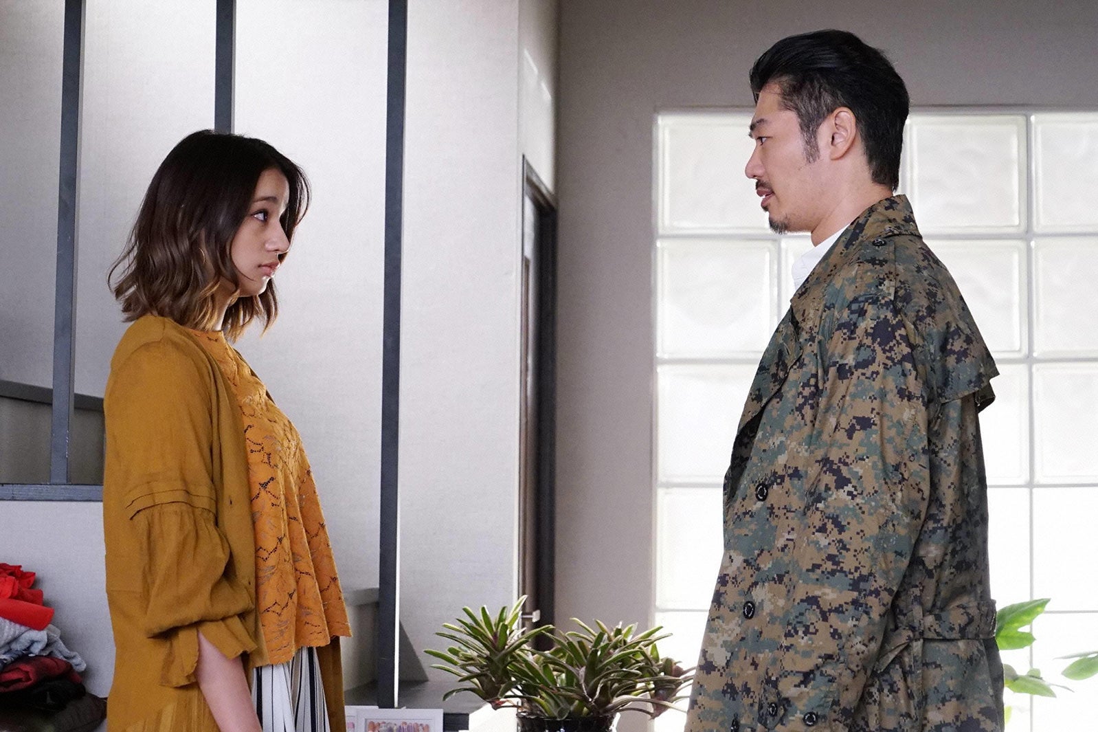 高橋メアリージュン、平山浩行／「隣の家族は青く見える」第6話より（C）フジテレビ