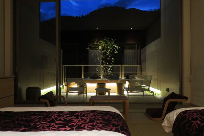 アウトドアリビング夜はライトアップ／画像提供：一般財団法人休暇村協会