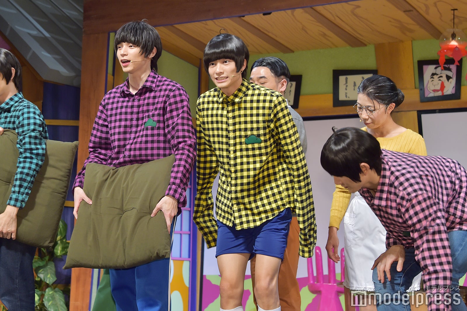 座布団を片付ける6つ子（C）モデルプレス