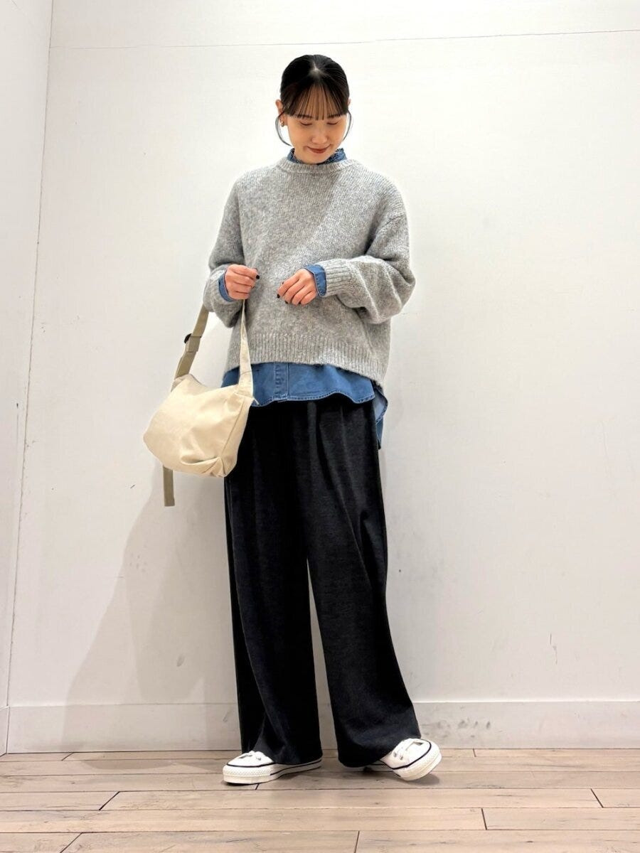 2026冬大人女性おすすめグレーニットレイヤードコーデ