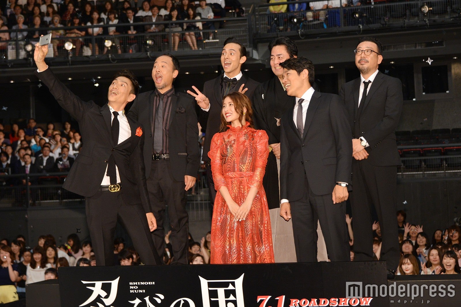 （前列左から）伊勢谷友介、石原さとみ、鈴木亮平（後列左から）マキタスポーツ、満島真之介、立川談春、中村義洋監督（C）モデルプレス