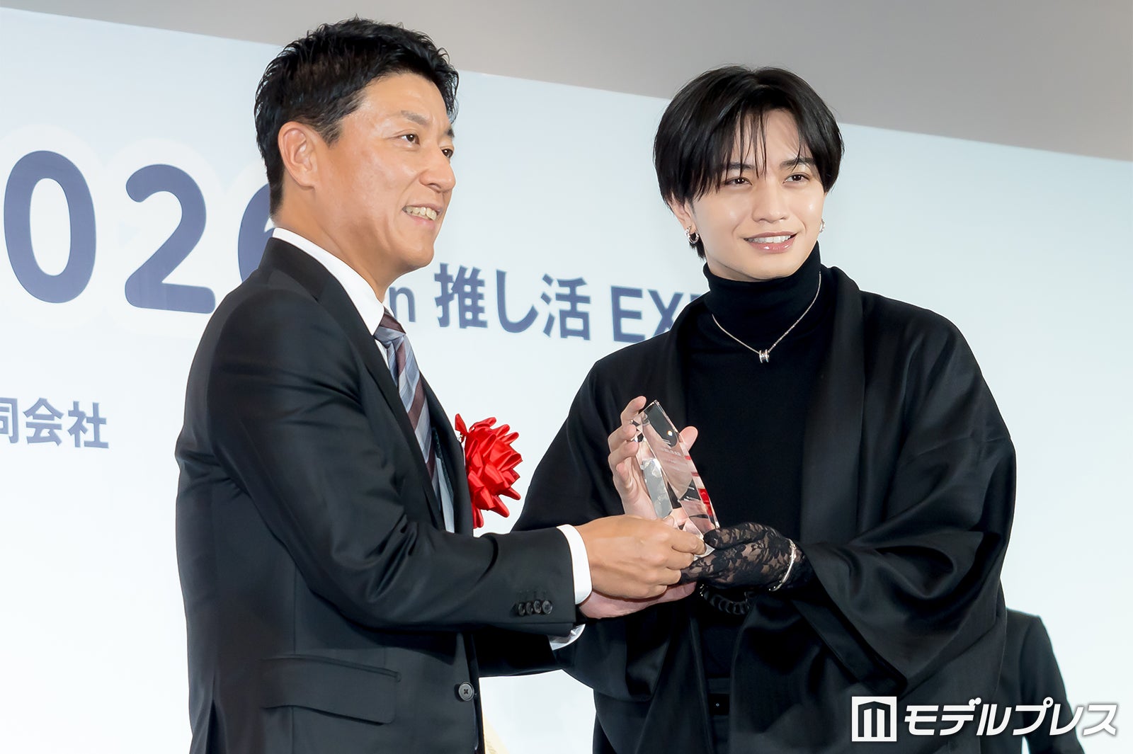 （右）中島健人（C）モデルプレス