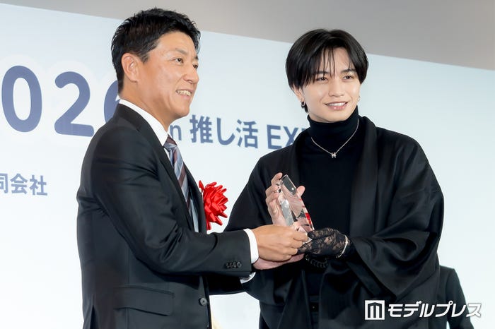 (右)中島健人(C)モデルプレス