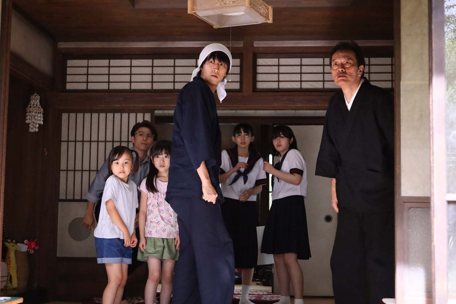 （左から）宮崎莉里沙、中尾明慶、寺田藍月、杉野遥亮、近藤華、豊嶋花、遠藤憲一「ばらかもん」第7話より（C）フジテレビ