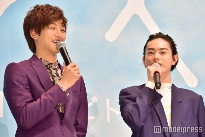 松坂桃李と菅田将暉 (C)モデルプレス