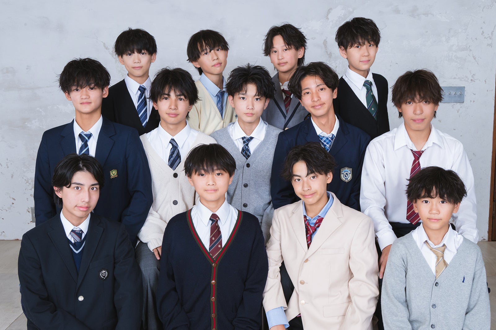 （前列左から）丸山玲央くん、斎藤羽雲くん、德永來哉くん、武藤真弥くん（中列左から）上中琉くん、園山弥凪都くん、白坂洵葵くん、酒井勇人くん、丹下璃音くん（後列左から）芹川壽都くん、茶屋本想士くん、松田爽獅くん、豊田琥杏くん（C）モデルプレス