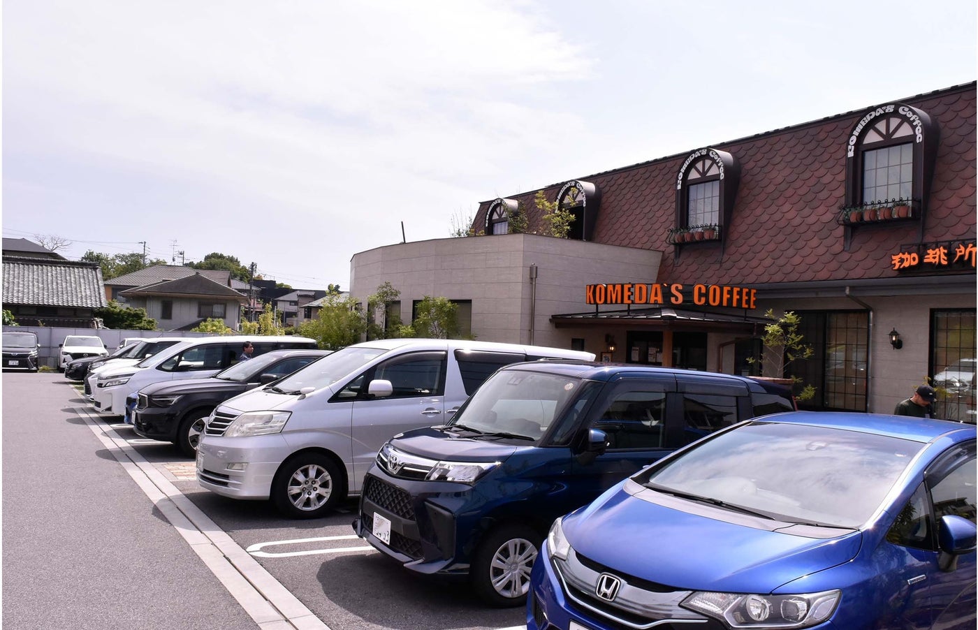 コメダ珈琲店本店（名古屋市瑞穂区）。広い駐車場がいつもいっぱい ※画像：筆者撮影