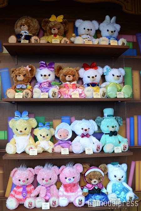 歴代のユニベアのぬいぐるみやコスチューム(C)モデルプレス/(C)Disney