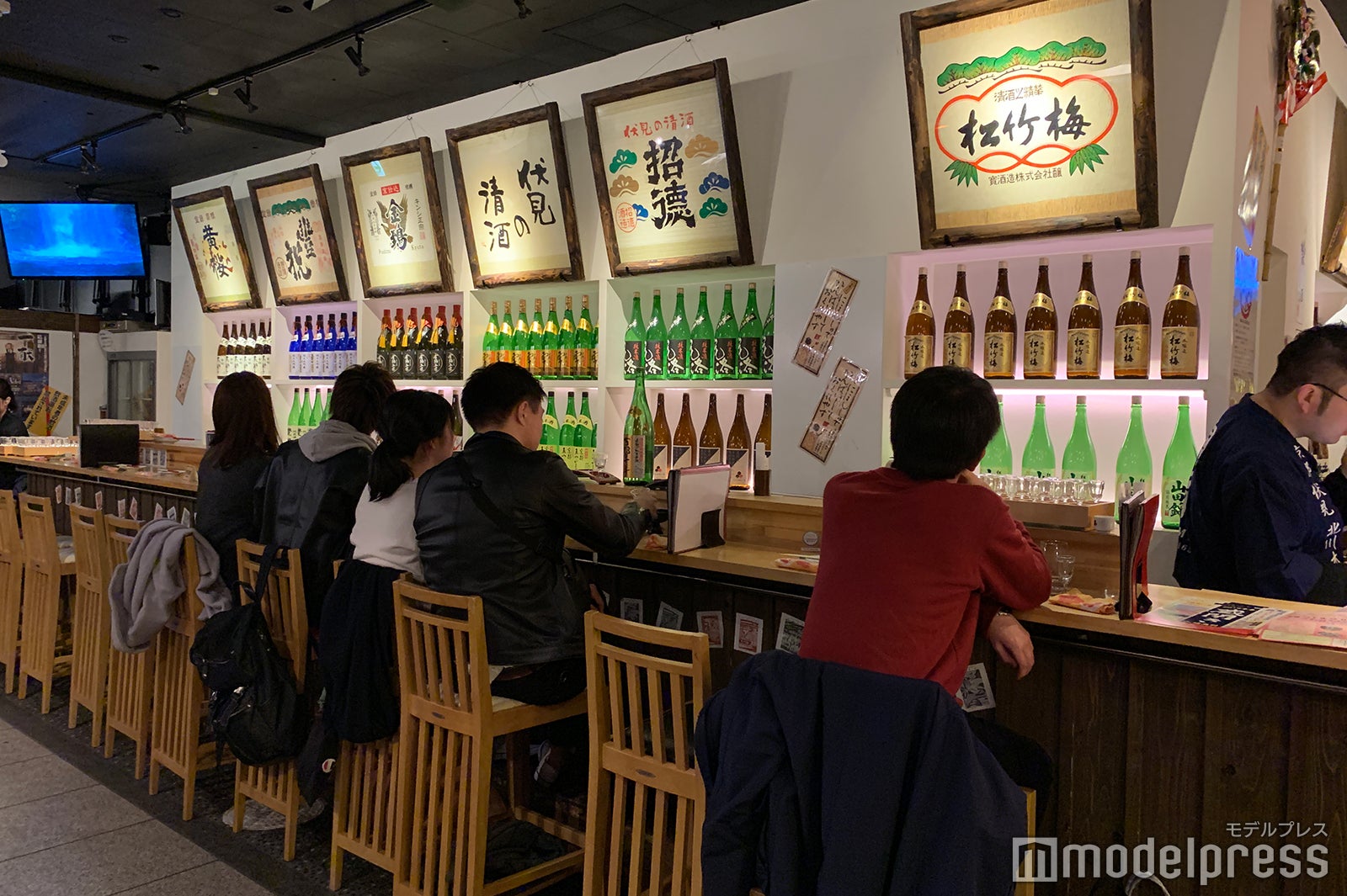 店内入ってすぐの酒蔵カウンター（C）モデルプレス