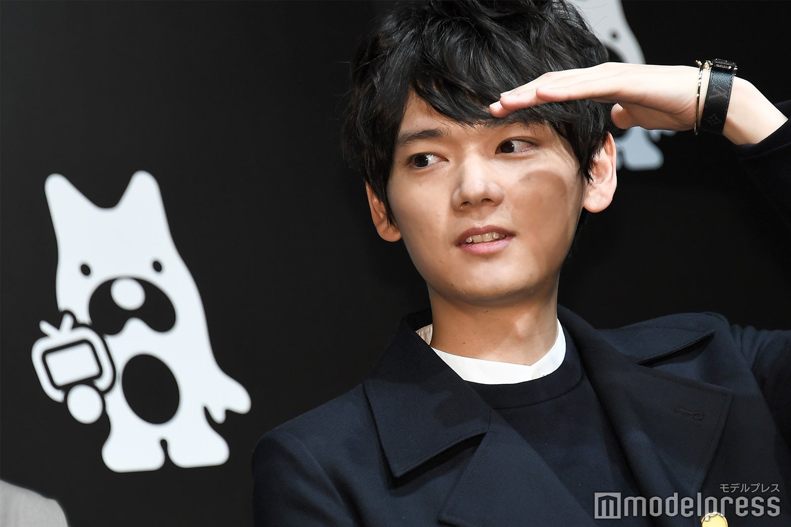 当選者を探す古川雄輝 （C）モデルプレス